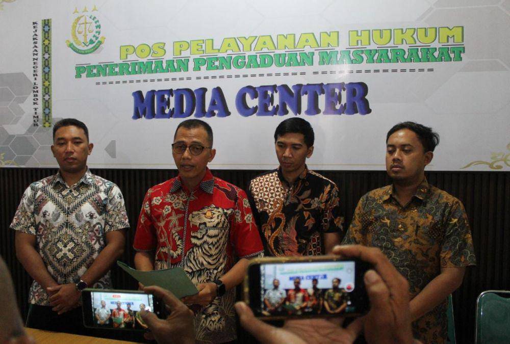 Kejari Lotim saat memberikan keterangan Pers kepada awak media Lotim (IDN Times/Ruhaili)