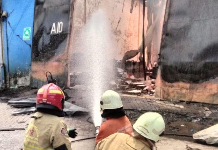 Gudang Penyimpanan Alkohol di Surabaya Kebakaran
