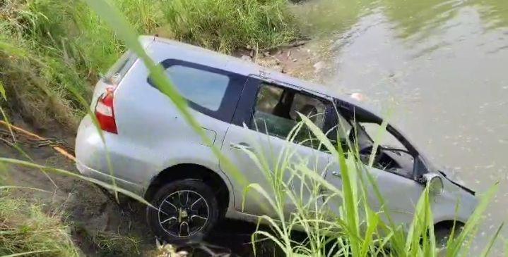 Mobil Nissan Livina Terjun ke Sungai di Nganjuk, 1 Orang Tewas