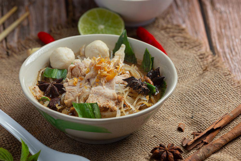 ilustrasi bihun kuah daging sapi iris (freepik.com/jcomp)