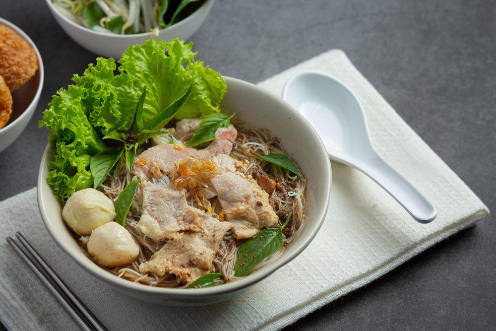 ilustrasi bihun kuah daging sapi iris (freepik.com/jcomp)