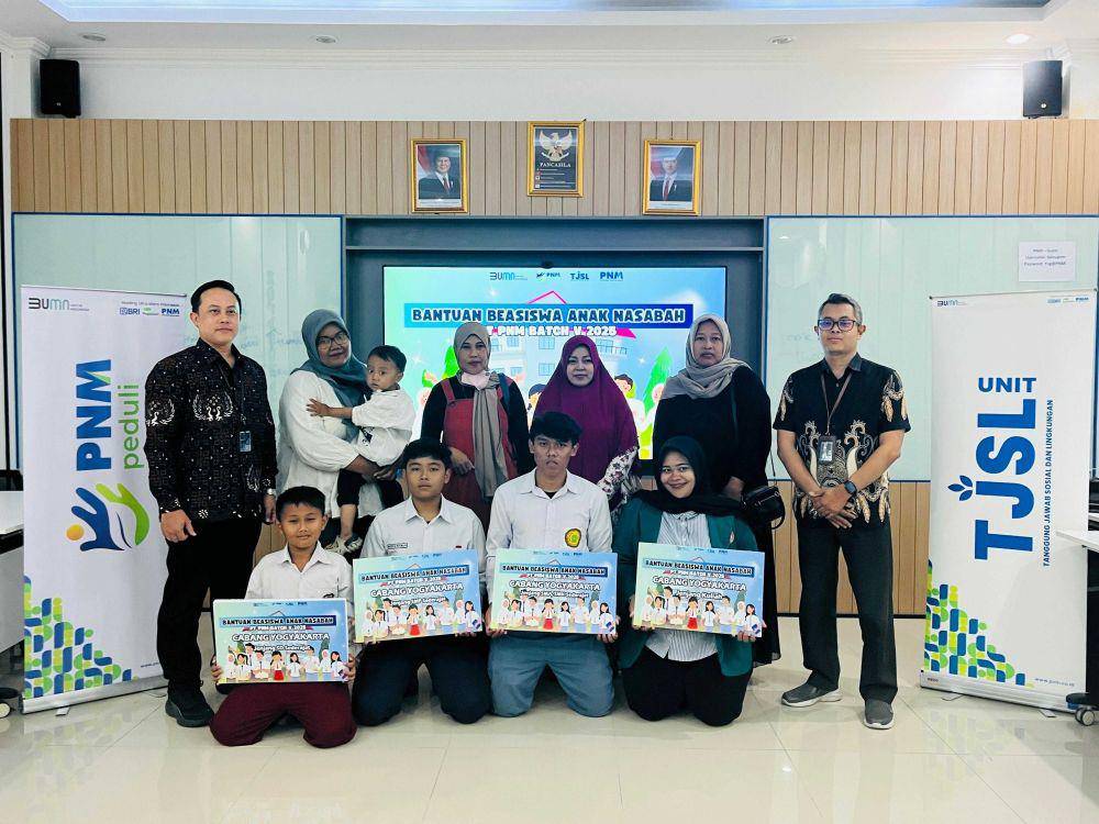 PNM melalui program Tanggung Jawab Sosial dan Lingkungan (TJSL) menyalurkan beasiswa kepada 2.800 anak nasabah. (dok. PNM)