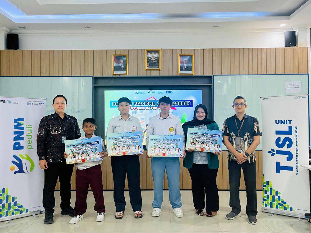 PNM melalui program Tanggung Jawab Sosial dan Lingkungan (TJSL) menyalurkan beasiswa kepada 2.800 anak nasabah. (dok. PNM)