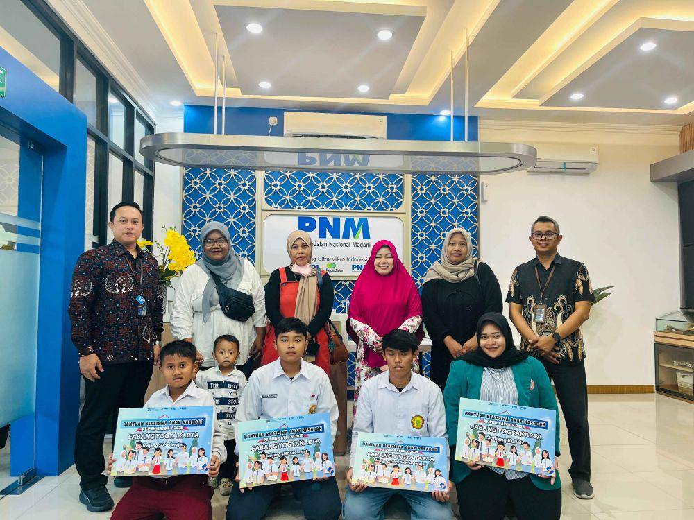 PNM melalui program Tanggung Jawab Sosial dan Lingkungan (TJSL) menyalurkan beasiswa kepada 2.800 anak nasabah. (dok. PNM)