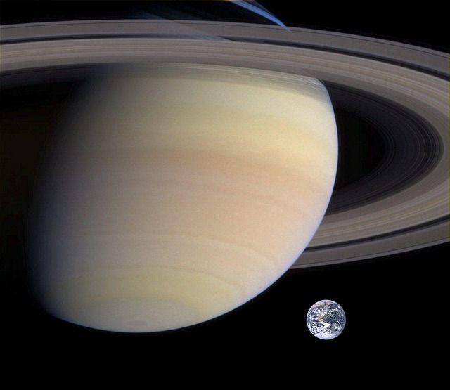 ilustrasi planet Saturnus dan Bumi (pixabay.com/Wikilmages)