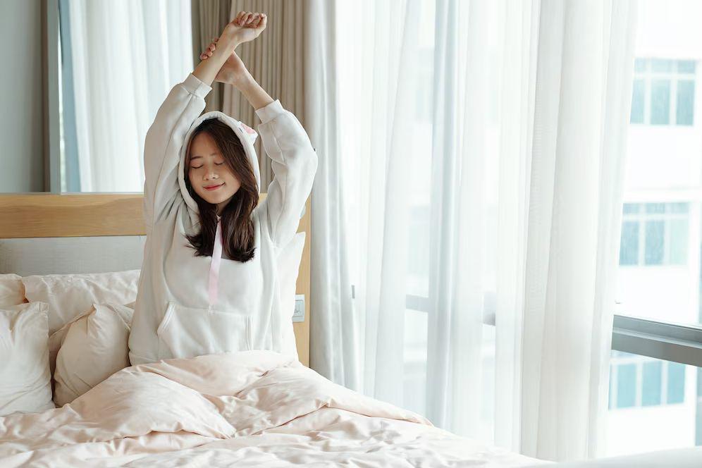 ilustrasi bangun tidur (freepik.com/dragonimages)