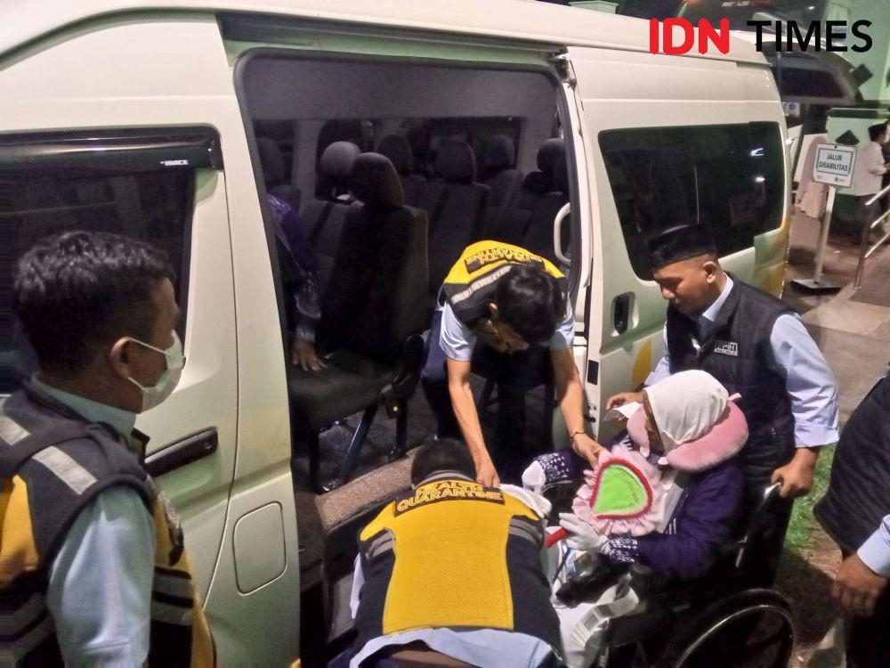 Jemaah haji risiko tinggi dibopong petugas di Asrama Haji NTB. (IDN Times/Muhammad Nasir)