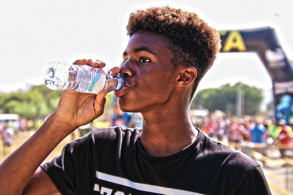 ilustrasi air minum kemasan botol (pexels.com/RUN 4 FFWPU)