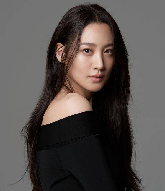 Claudia Kim (Instagram.com/sarament_official)