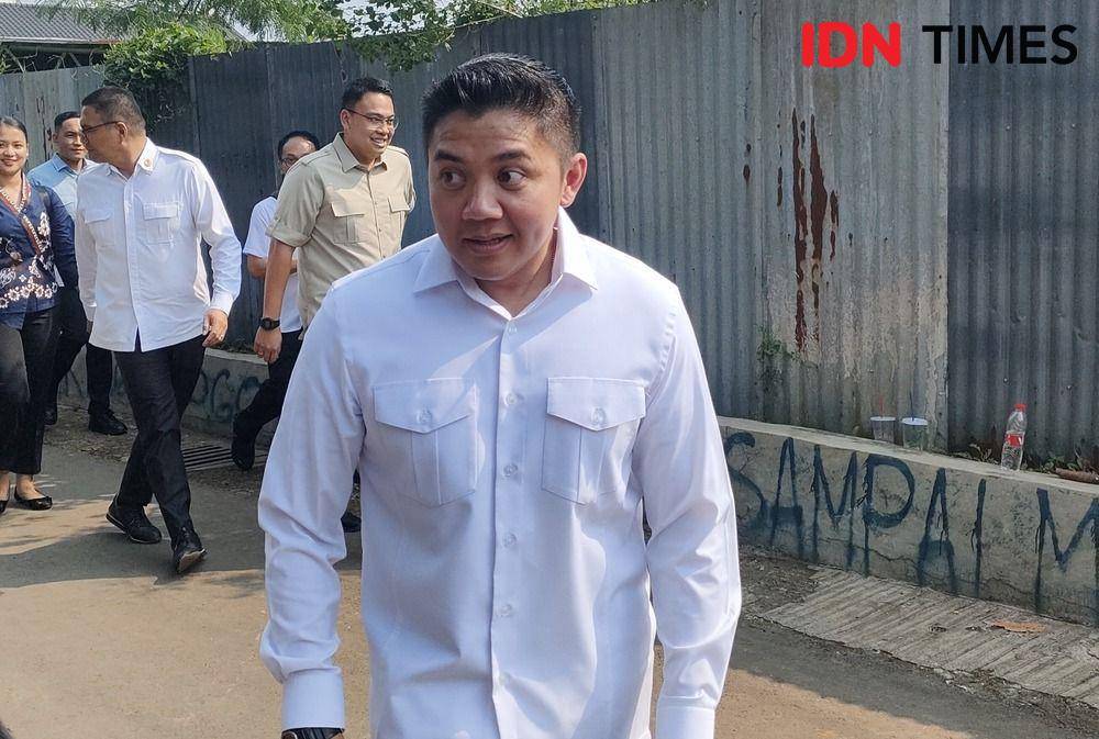 Sekretaris Kabinet (Seskab) Merah Putih Letkol Teddy Indrajaya saat disapa warga Cimahpar, Kota Bogor, Jawa Barat, Jumat (2/5/2025). (Linna Susanti/IDN Times).