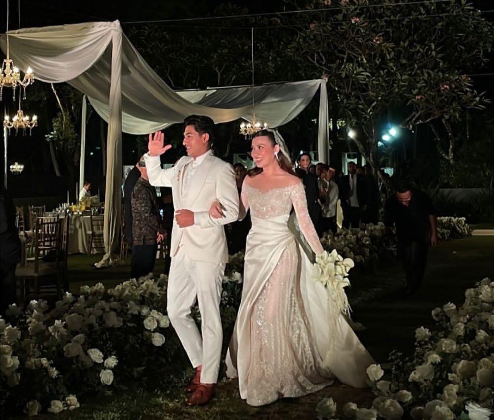 7 Dekorasi Resepsi Pernikahan Harris Vriza-Haviza, White Garden Party!