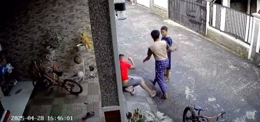 Rekaman CCTV kekerasan terhadap tiga orang anak di bawah umur di Palembang (Twitter: @kgblgnunfaedh)