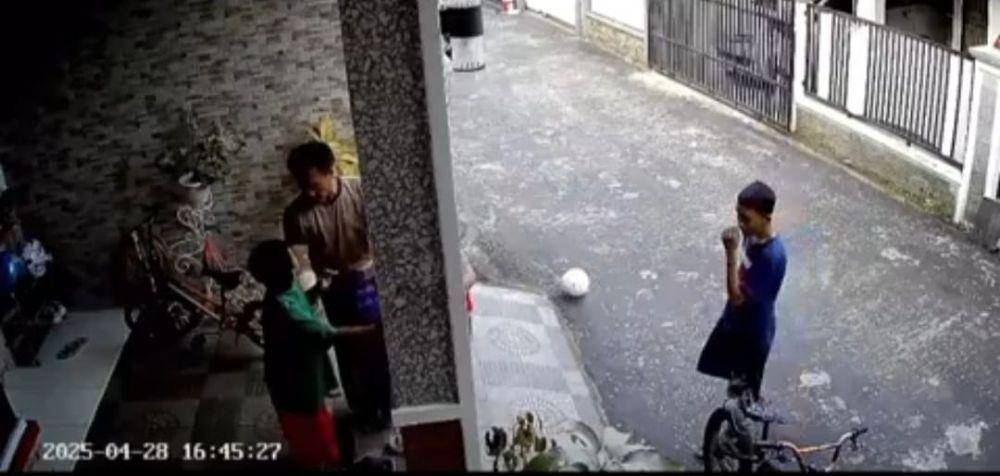 Rekaman CCTV kekerasan terhadap tiga orang anak di bawah umur di Palembang (Twitter: @kgblgnunfaedh)