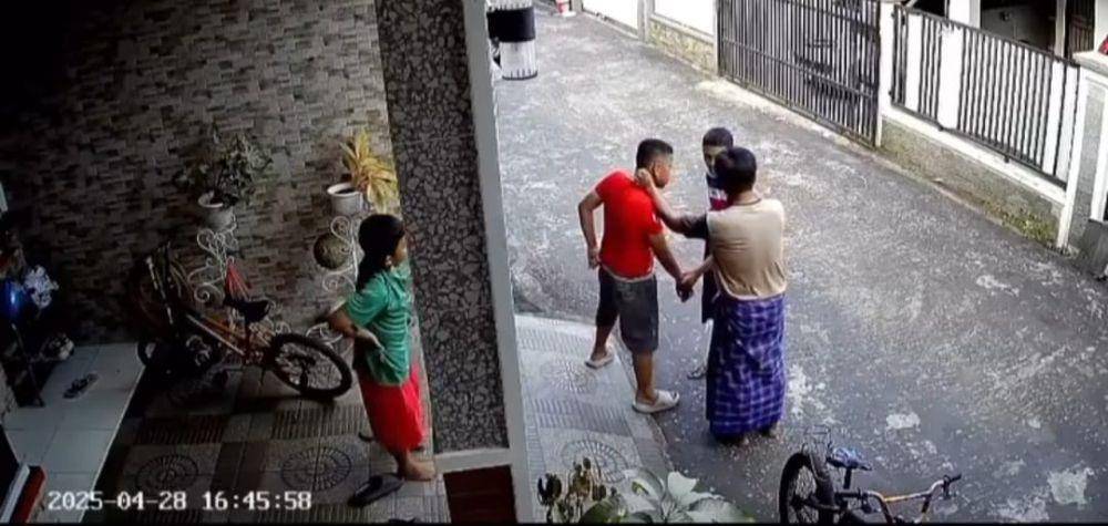 Rekaman CCTV kekerasan terhadap tiga orang anak di bawah umur di Palembang (Twitter: @kgblgnunfaedh)