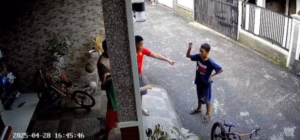 Rekaman CCTV kekerasan terhadap tiga orang anak di bawah umur di Palembang (Twitter: @kgblgnunfaedh)