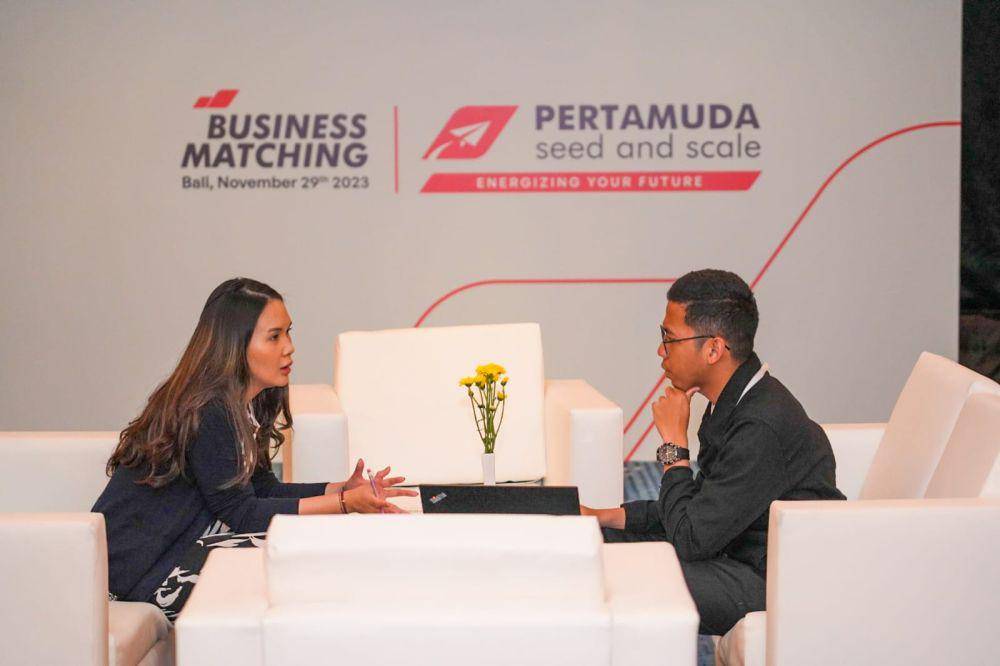 PT Pertamina (Persero) terus mendukung upaya Pemerintah dalam meningkatkan kualitas sumber daya manusia (SDM, melalui berbagai program Tanggung Jawab Sosial dan Lingkungan (TJSL), mulai dari Beasiswa Sobat Bumi, Pertamina Goes to Campus, ajang inovasi Pertamuda Seed and Scale, Sekolah Energi Berdikari (SEB), hingga kiprah Universitas Pertamina. (Dok. Pertamina)