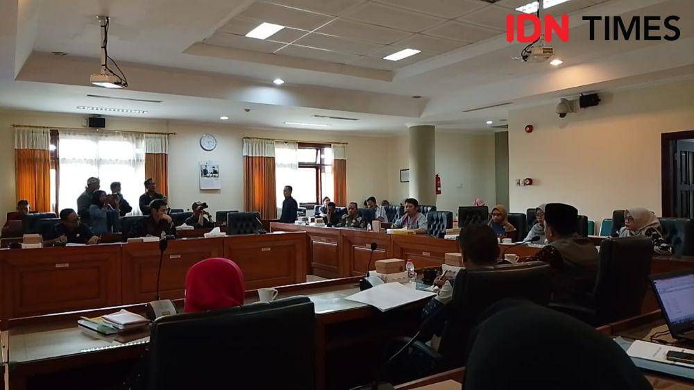 RDP Komisi B dengan pihak koprasi MSI di kantor DPRD Magetan. IDN Times/ Riyanto.