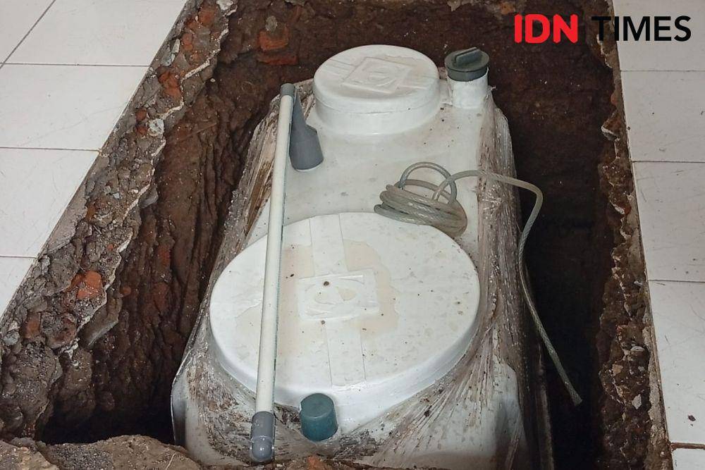 Gubernur DKI Jakarta Pramono Anung cek pemasangan tangki septic biopal di Cideng, Jakarta Pusat, Jumat (2/5/2025). (IDN Times/Dini Suciatiningrum)