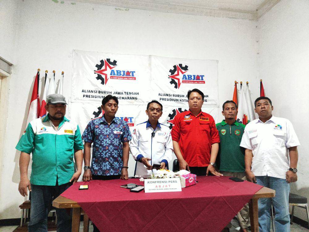 Luqmanul Hakim, perwakilan FSPMI yang menjadi korlap Abjat dalam aksi May Day bersama Koordinator Buruh Garda Metal Zainudin, pimpinan KASBI dan Sekretaris Abjat Aulia Hakim saat ditemui di Posko Abjat Semarang Barat. (IDN Times/Fariz Fardianto)