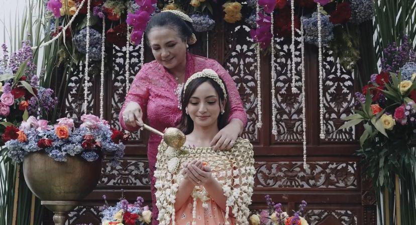 7 Potret Khidmat Pengajian dan Siraman Valerie Tifanka Jelang Menikah
