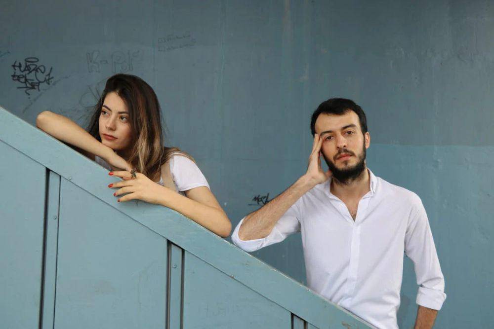 ilustrasi orang cantik dan ganteng (pexels.com/Azra Tuba Demir)