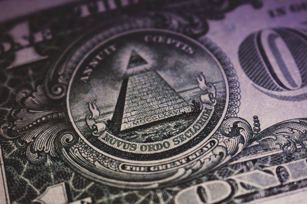 ilustrasi mata uang dolar Amerika (pexels.com/Diana ✨)