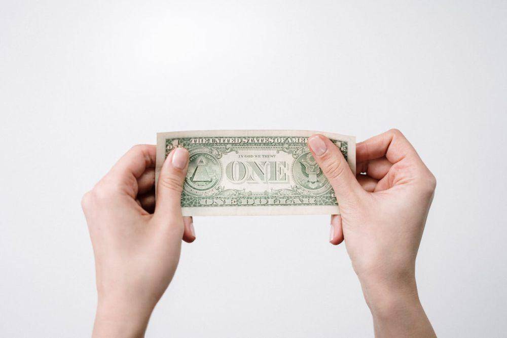 ilustrasi mata uang dolar Amerika (pexels.com/cottonbro studio)