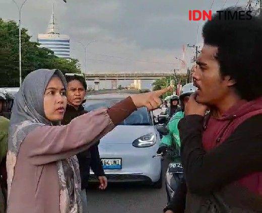 Perempuan di Makassar Mengamuk saat Kendaraannya Dihalangi Massa Demo