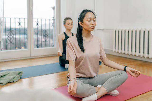 ilustrasi melakukan yoga