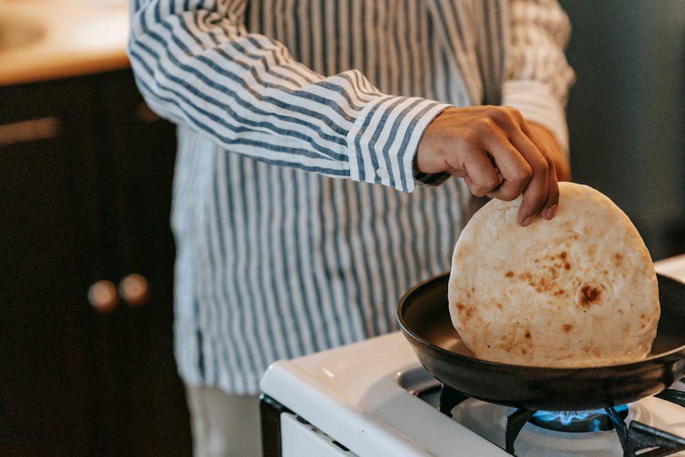 ilustrasi memanggang kulit tortilla (pexels.com/Michael Burrows)