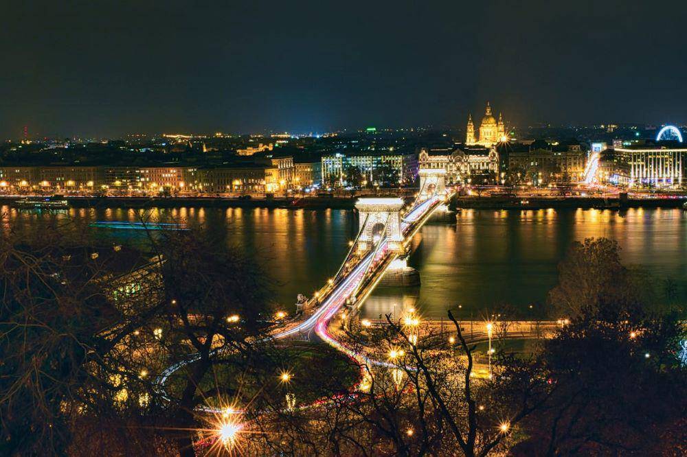 Budapest di waktu malam (pexels.com/Nikolett Emmert)