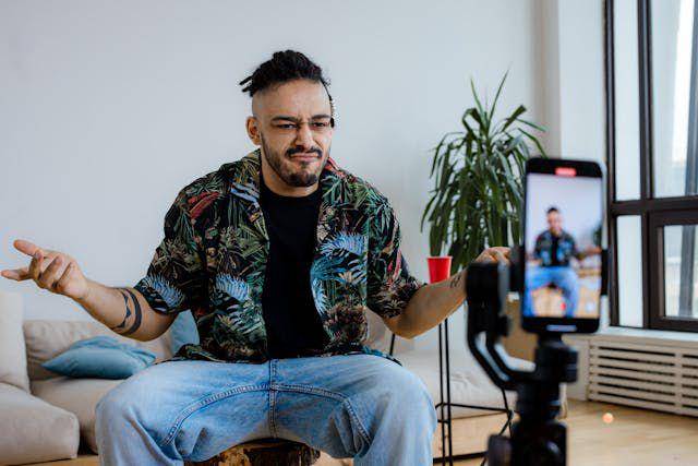 ilustrasi live streaming (pexels.com/Ron Lach)