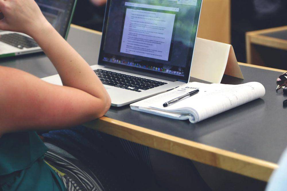 ilustrasi seseorang membuat content writing (pexels.com/Startup Stock Photos)