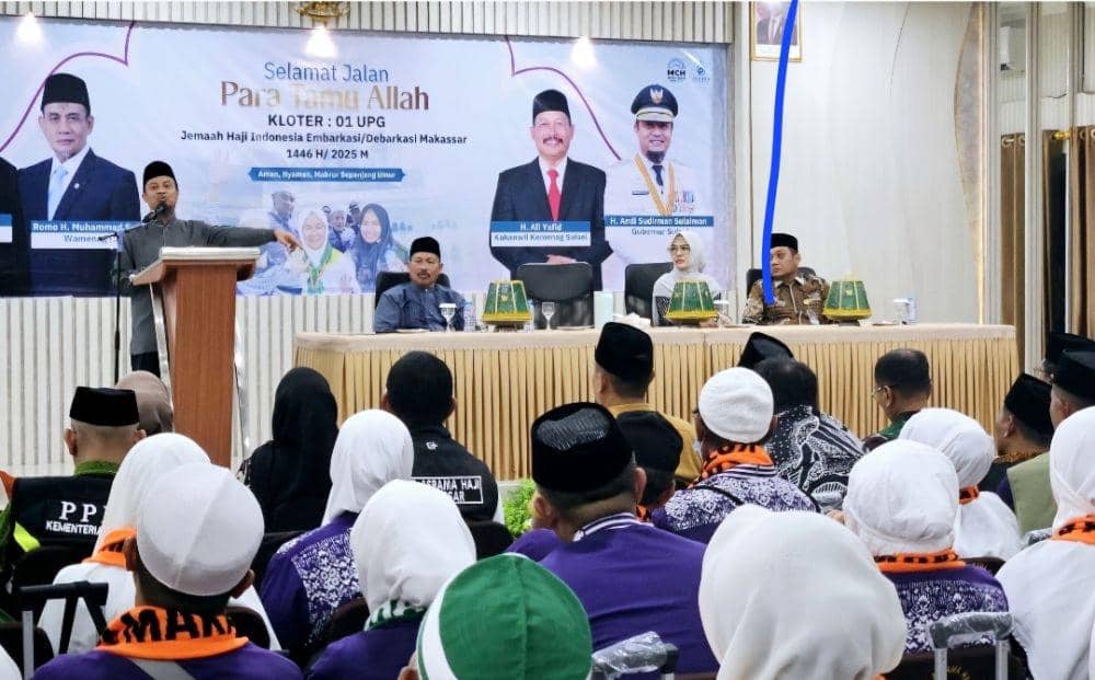 Gubernur Sulsel Andi Sudirman Sulaiman melepas pemberangkatan jemaah haji Kloter I Embarkasi Makassar, Kamis malam (1/5/2025). (Dok. Kemenag Sulsel)