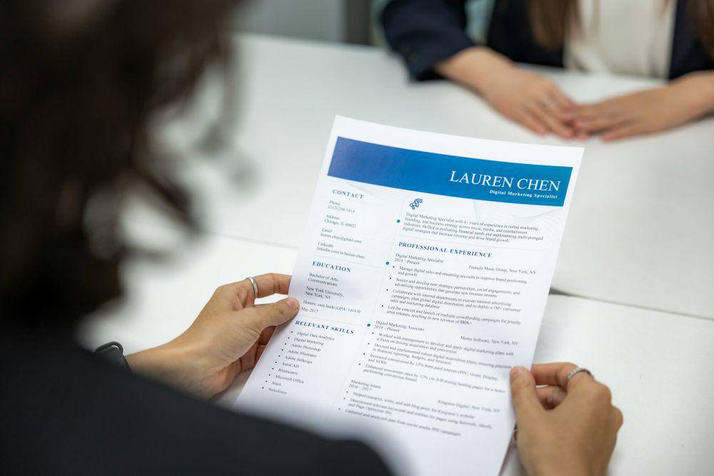ilustrasi orang membaca CV (unsplash.com/Resume Genius)