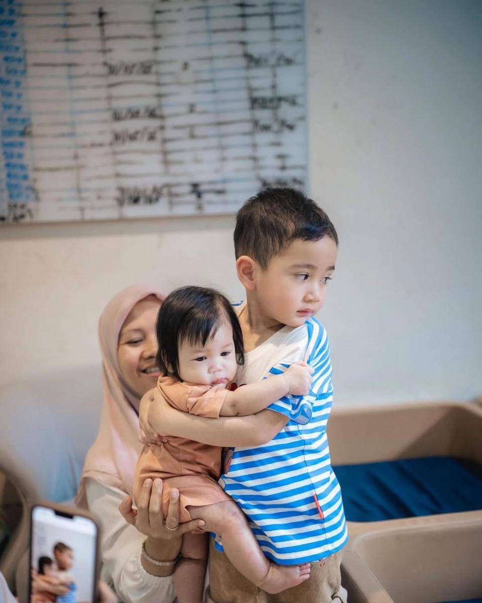 potret Rayyanza main di panti asuhan (instagram.com/raffinagita1717)