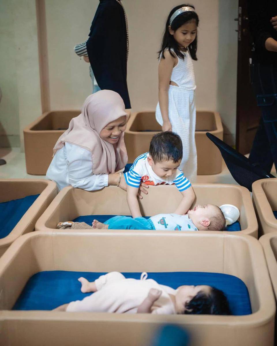 potret Rayyanza main di panti asuhan (instagram.com/raffinagita1717)
