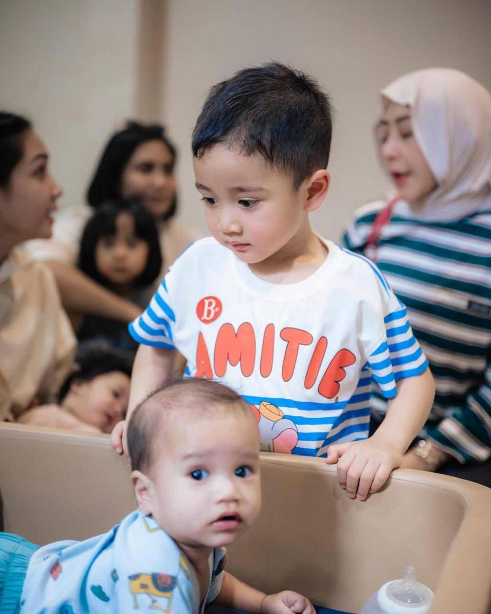 potret Rayyanza main di panti asuhan (instagram.com/raffinagita1717)