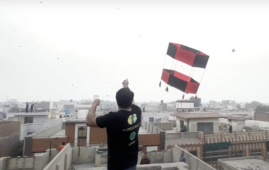 ilustrasi pria Pakistan mengikuti festival layang-layang Basant (Youtube.com/Mrkites)