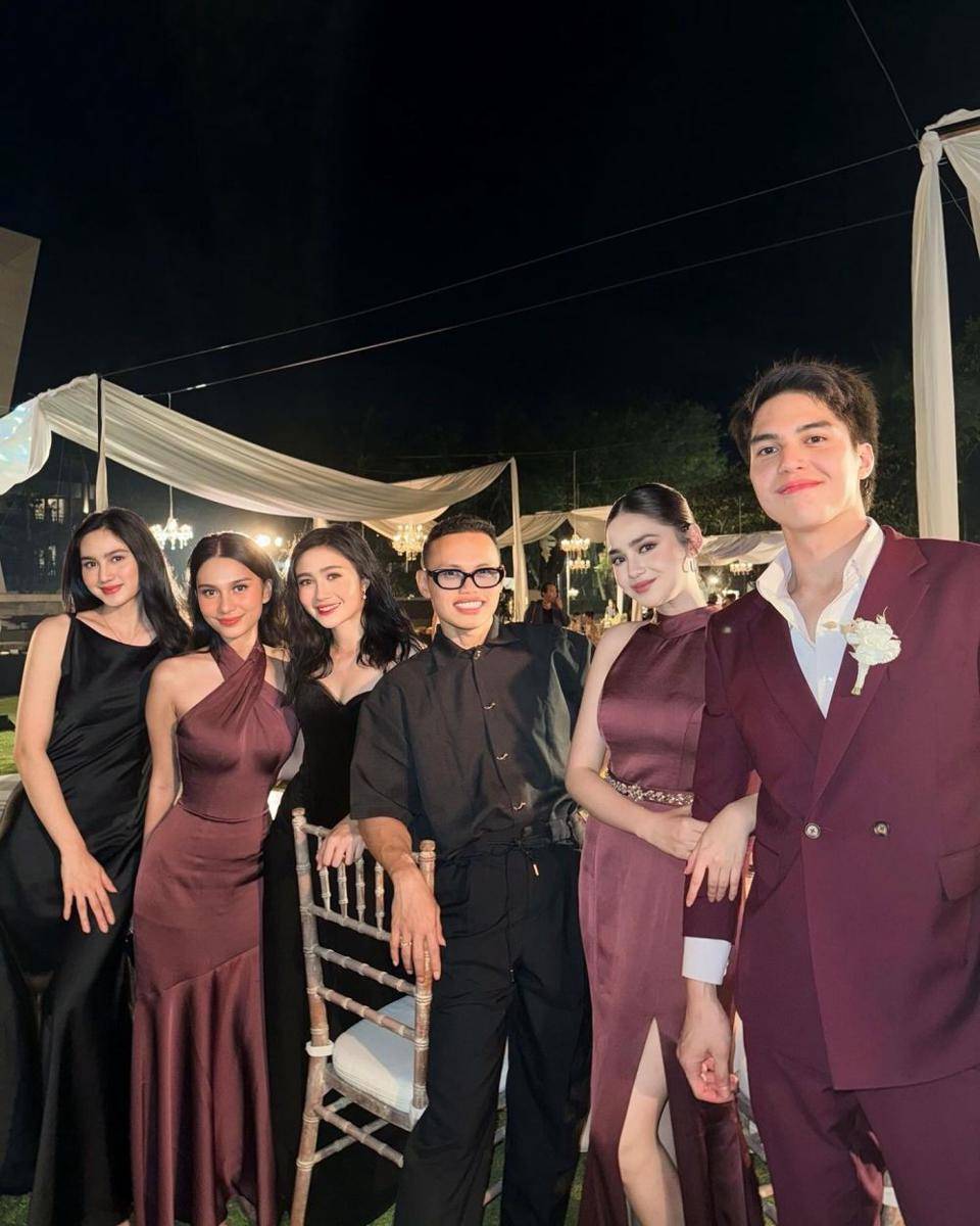 gaya tamu di resepsi nikah Harris Vriza dan Haviza Devi (instagram.com/wanda_haraa)