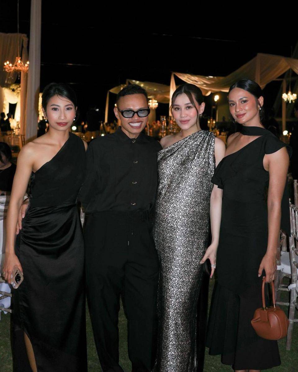 gaya tamu di resepsi nikah Harris Vriza dan Haviza Devi (instagram.com/wanda_haraa)