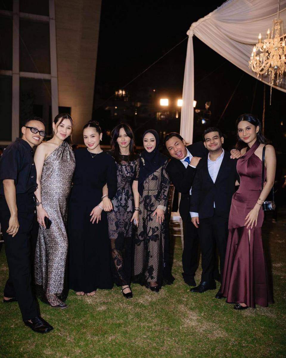 gaya tamu di resepsi nikah Harris Vriza dan Haviza Devi (instagram.com/wanda_haraa)