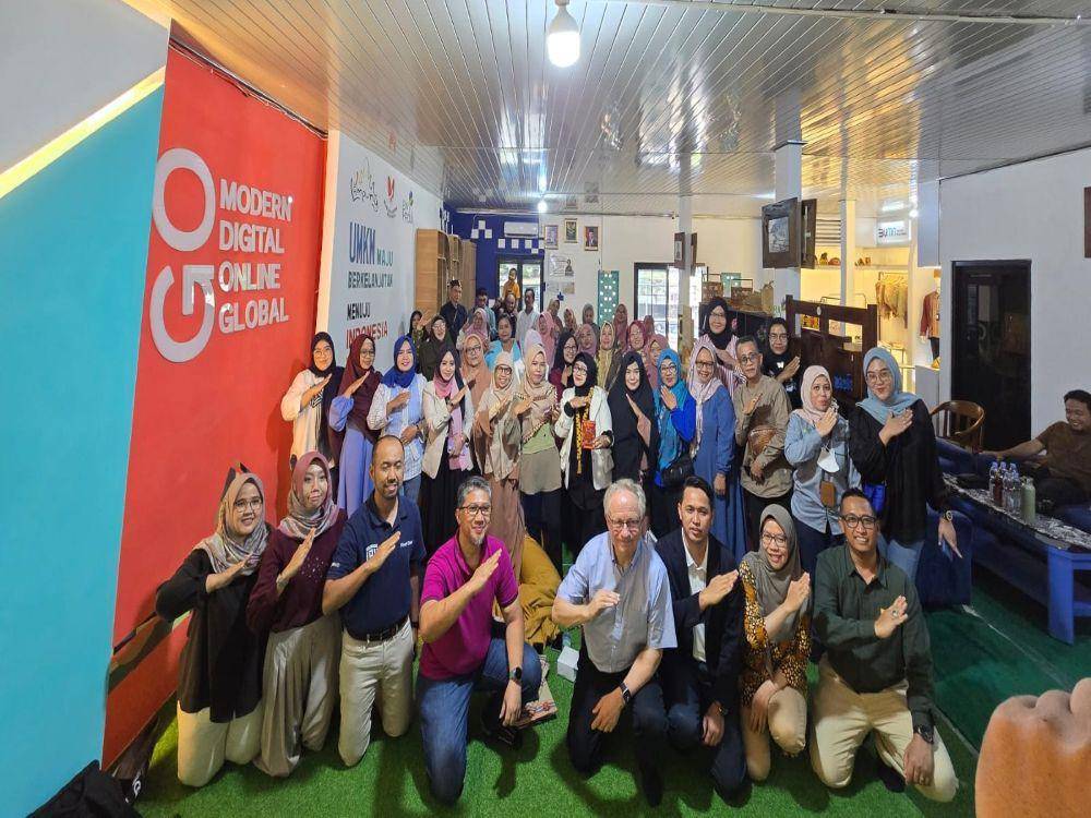 Frans Stel Senior Expert PUM Netherland (tengah bawah) berfoto bersama Senior Manager Keuangan Komunikasi dan Umum PLN UID Lampung Rio Widya Nugraha beserta jajaran, Ketua PPIK UBL Fritz Akhmad Nuzir dan seluruh Pengusaha UMKM Peserta Sharing Session (Dok. PLN UID Lampung).