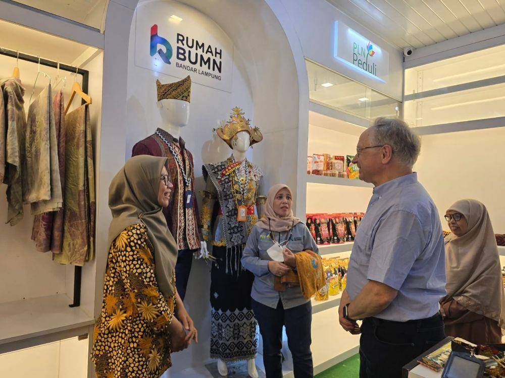 Frans Stel saat berkeliling stand Rumah BUMN Bandar Lampung yang dikelola oleh PLN. Kamis (1/5/2025). (Dok. PLN UID Lampung).