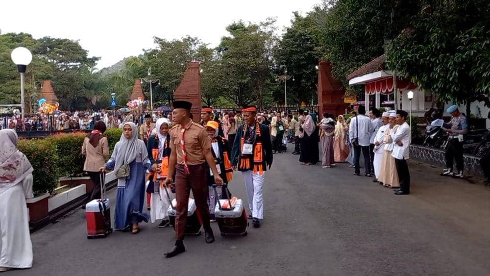 Calon Jemaah Haji Trenggalek saat hendak diberangkatkan. IDN Times/ Bramanta Pamungkas