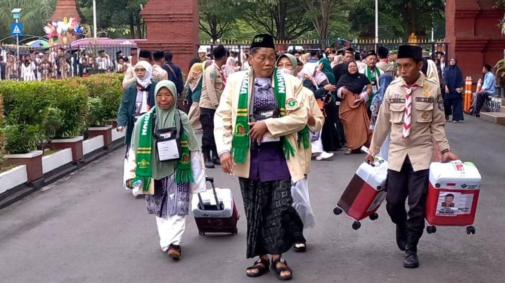 Calon Jemaah Haji Trenggalek saat hendak diberangkatkan. IDN Times/ Bramanta Pamungkas
