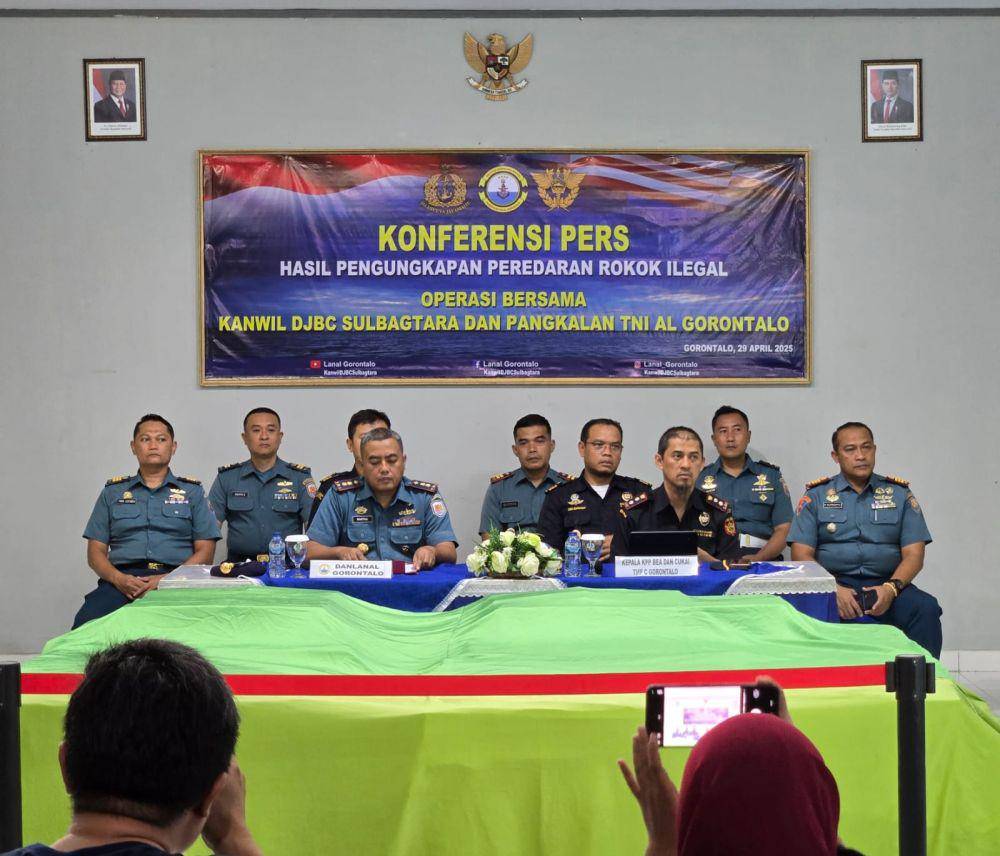 Tim gabungan Bea Cukai dan TNI menggagalkan penyelundupan dan peredaran 445.800 batang rokok ilegal di wilayah Kabupaten Pohuwato dan wilayah perbatasan Taopa, Provinsi Gorontalo, pada Kamis (24/4/2025). (Dok. Bea Cukai)