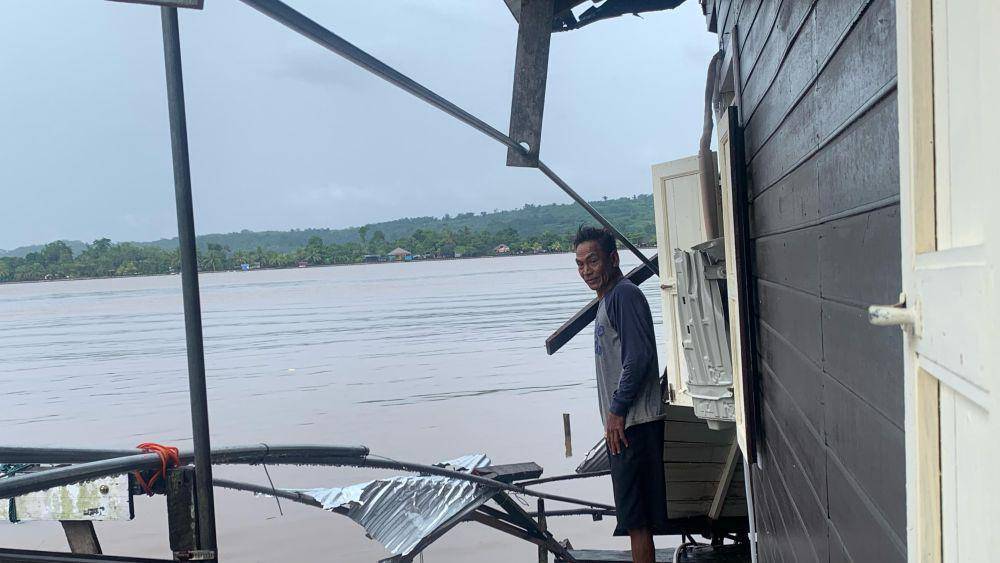 Sikin, salah satu pemilik rumah yang jadi korban tabrakan ponton di Sungai Mahakam, Jumat (2/5/20250). (Dok. Istimewa)