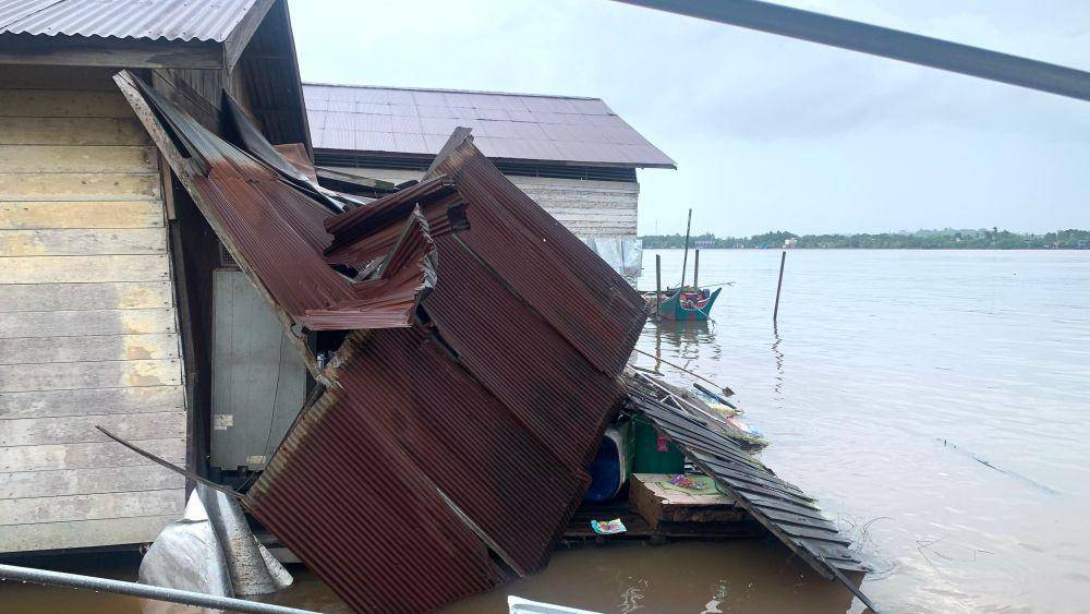 Salah satu rumah yang mengalami kerusakan akibat ditabrak ponton di Sungai Mahakam, Kukar, Jumat (2/5/2025). (Dok. Istimewa)