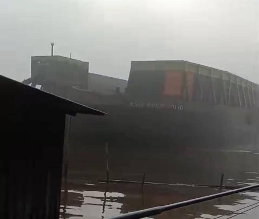 Tangkapan layar detik-detik saat ponton menabrak rumah warga di Sungai Mahakam, Kukar, Jumat (2/5/2025) pagi. (Dok. Istimewa)
